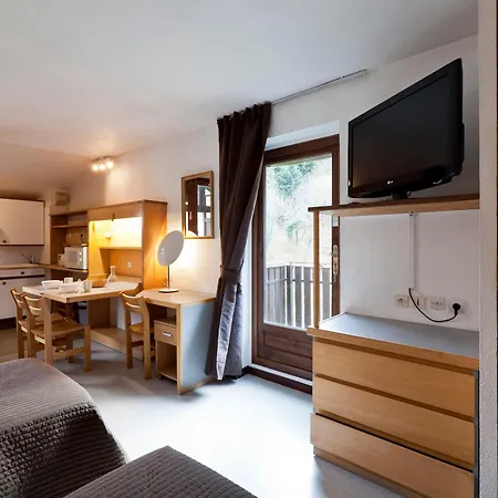 Avec Balcon Et Double Exposition A Brides-les-bains, Pres Des Thermes - Fr-1-512-144 Apartment *